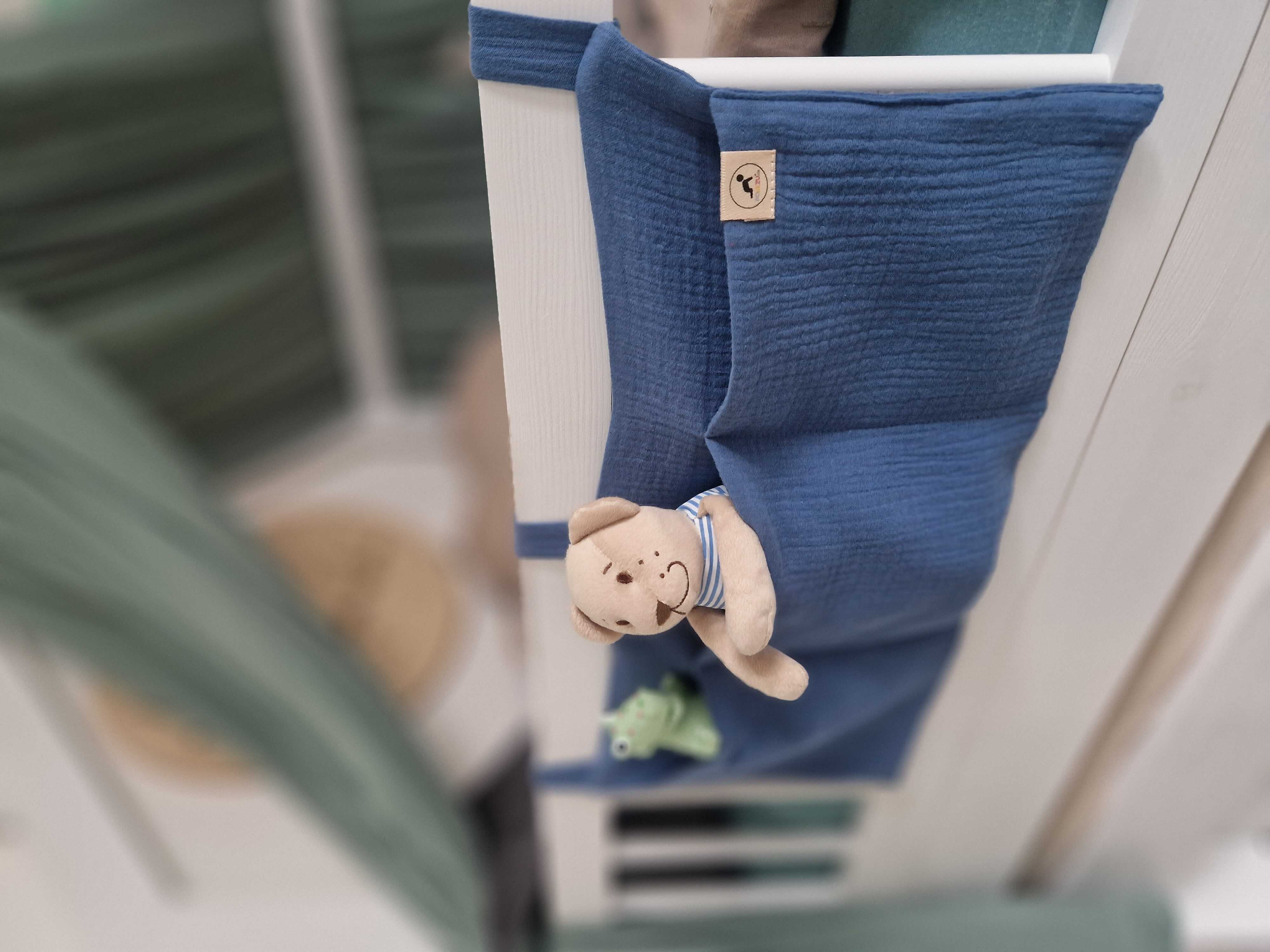 Mušelínový kapsář/organizér na postýlku - 3 kapsy - OCELOVĚ MODRÝ