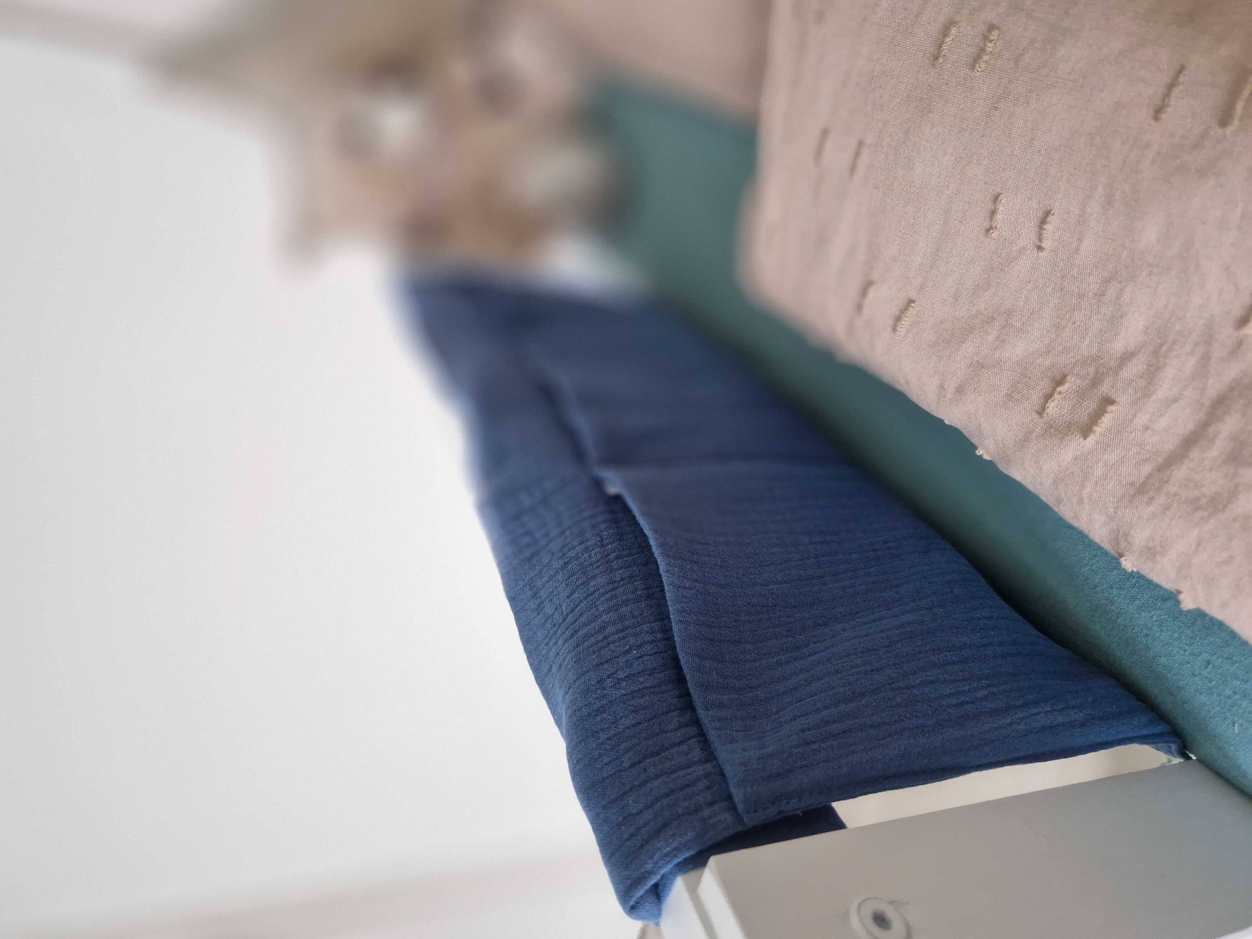 Mušelínový kapsář/organizér na postýlku - 3 kapsy - OCELOVĚ MODRÝ